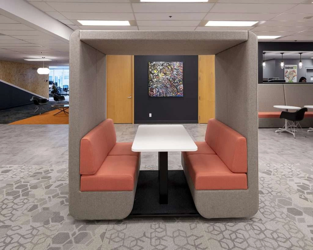 Small meeting spaces on floor - interior design